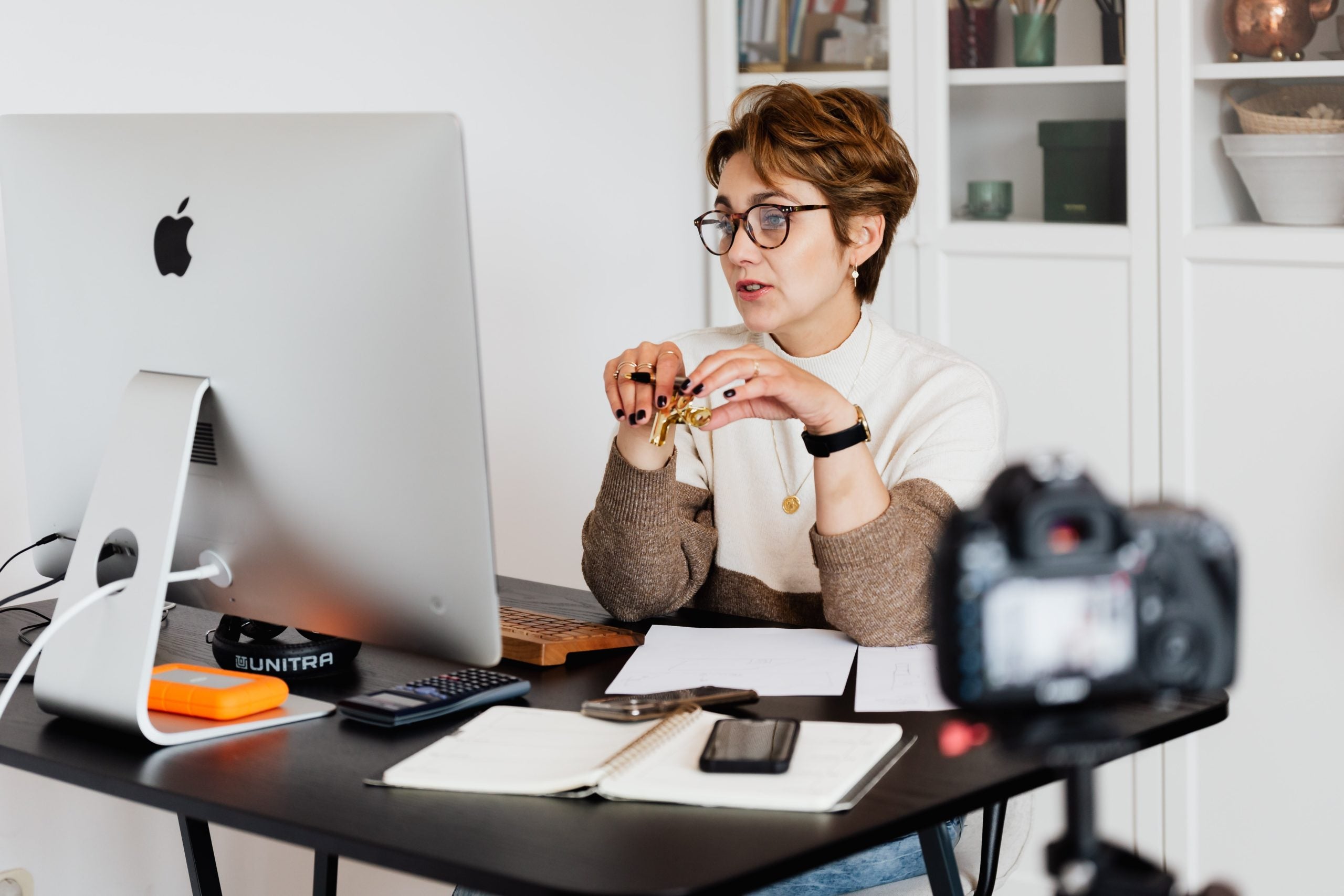 Mitos e verdades sobre o mercado de infoprodutos: mulher em curso online