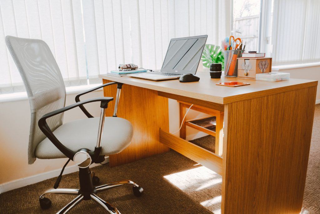 Kleine home office mit Bürostuhl